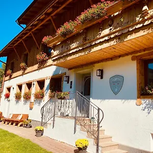 https://alm-seasons-premium-chalet-studios.saalbachhinterglemmhotels.com